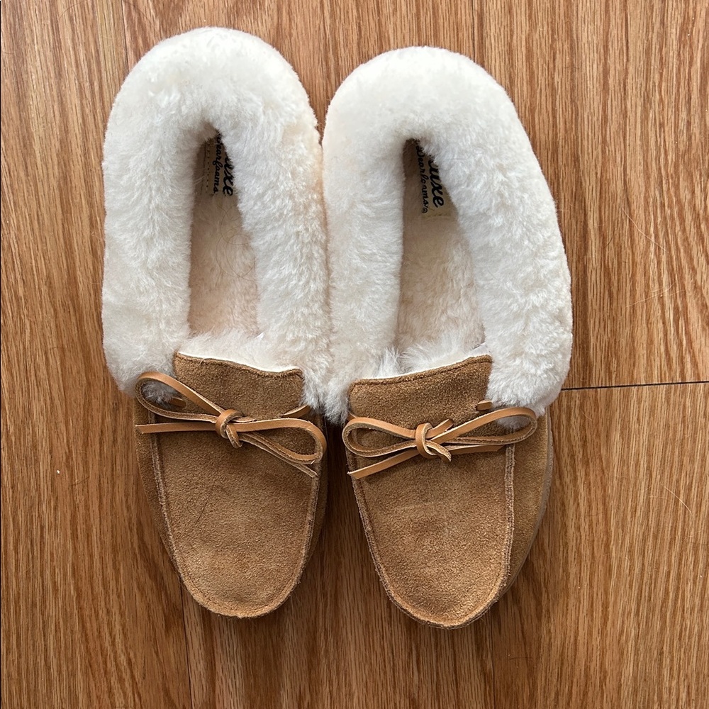 Dearfoam Cozy White and Tan Slippers(brand new but no tags)